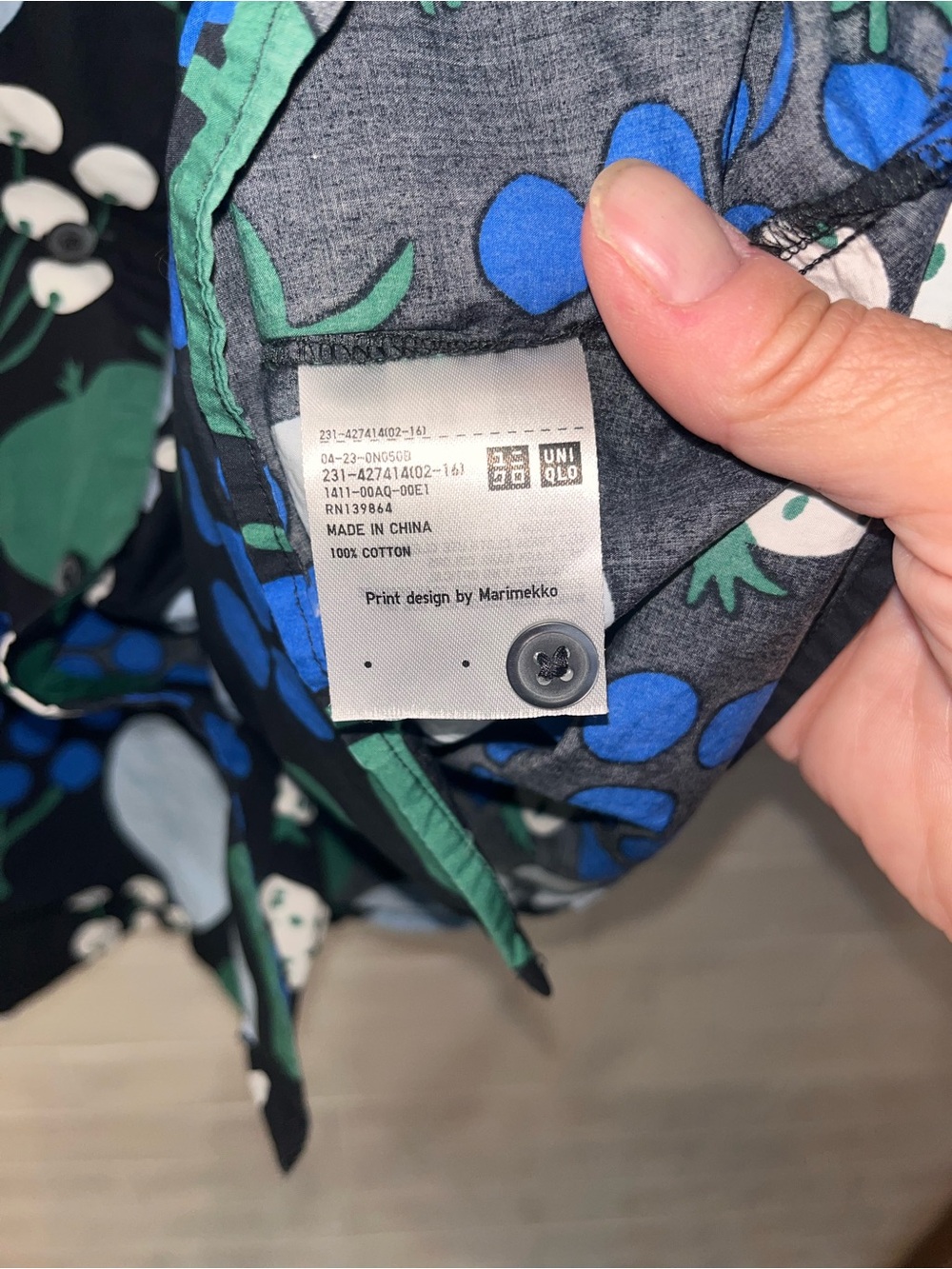 RARE Uniqlo x Marimekko Limited Edition Fruit Print Button-Up Shirt Sz XS - Picture 7 of 9
